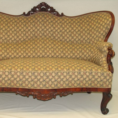 Antik sofa, både træ og polstring er renoveret af Møbelværkstedet