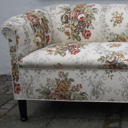 Nyrenoveret sofa med blomstret betræk